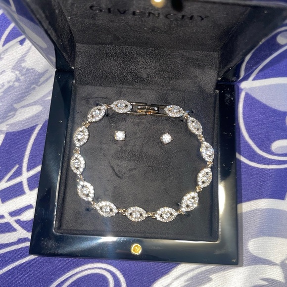Brand New Givenchy Bracelet and Earrings Set 💎🤩 Perfect for any Women 🔥 - Picture 4 of 5